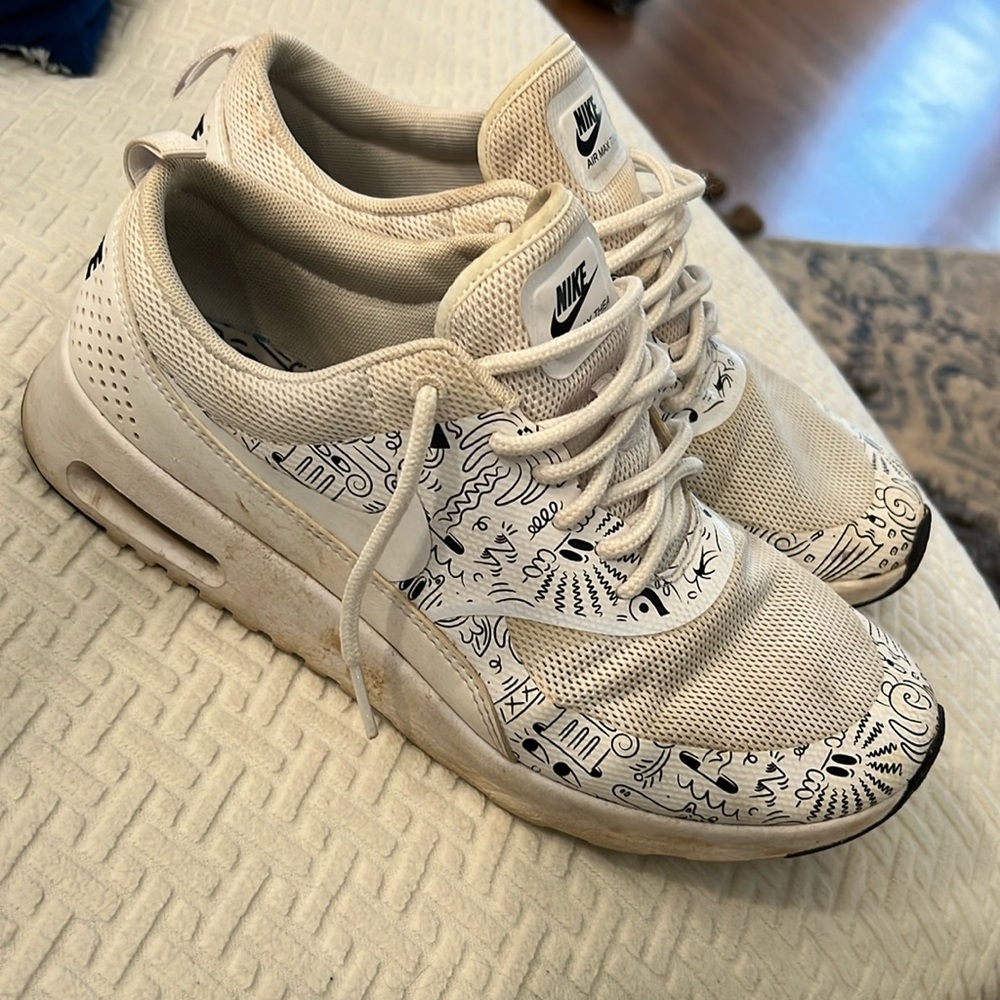 My favorite go-to. Well loved but could use a wash. Size 10-fits more like a 9.5
